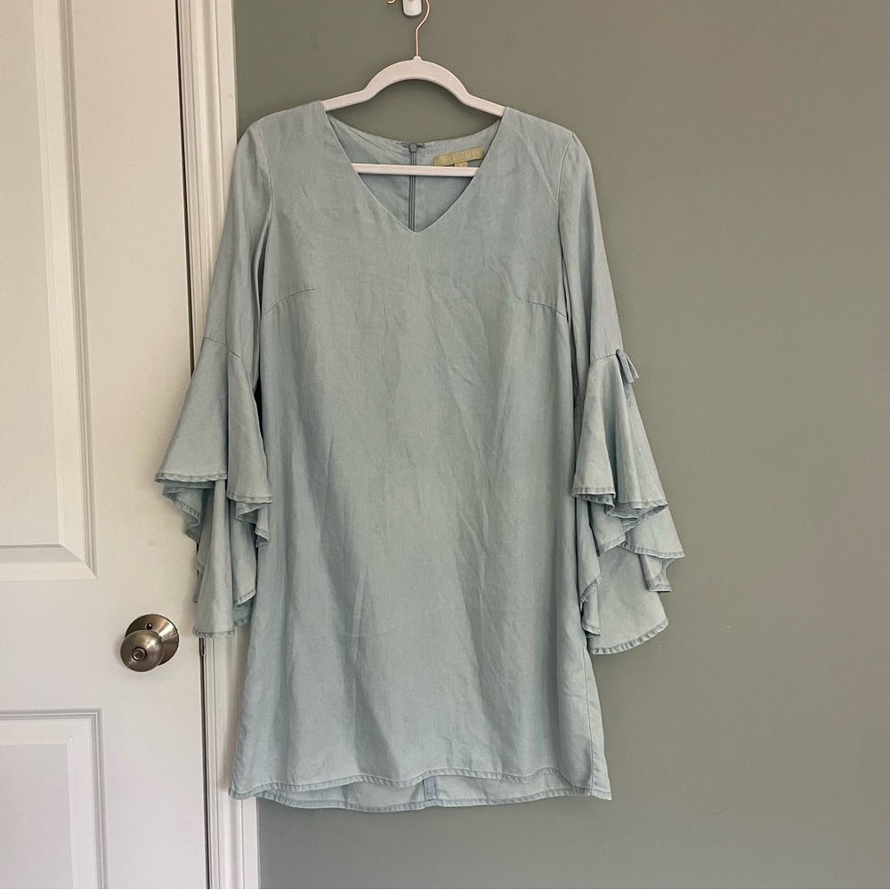 NWOT Hope & Harlow Bell Sleeve 70s Inspired Chambray Blue Shift Dress